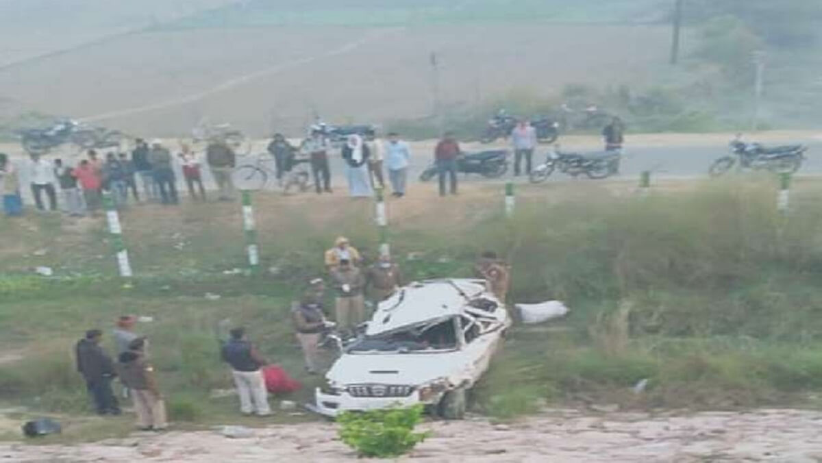 Painful : 2 dead in a car overturned on Lucknow-Agra Expressway