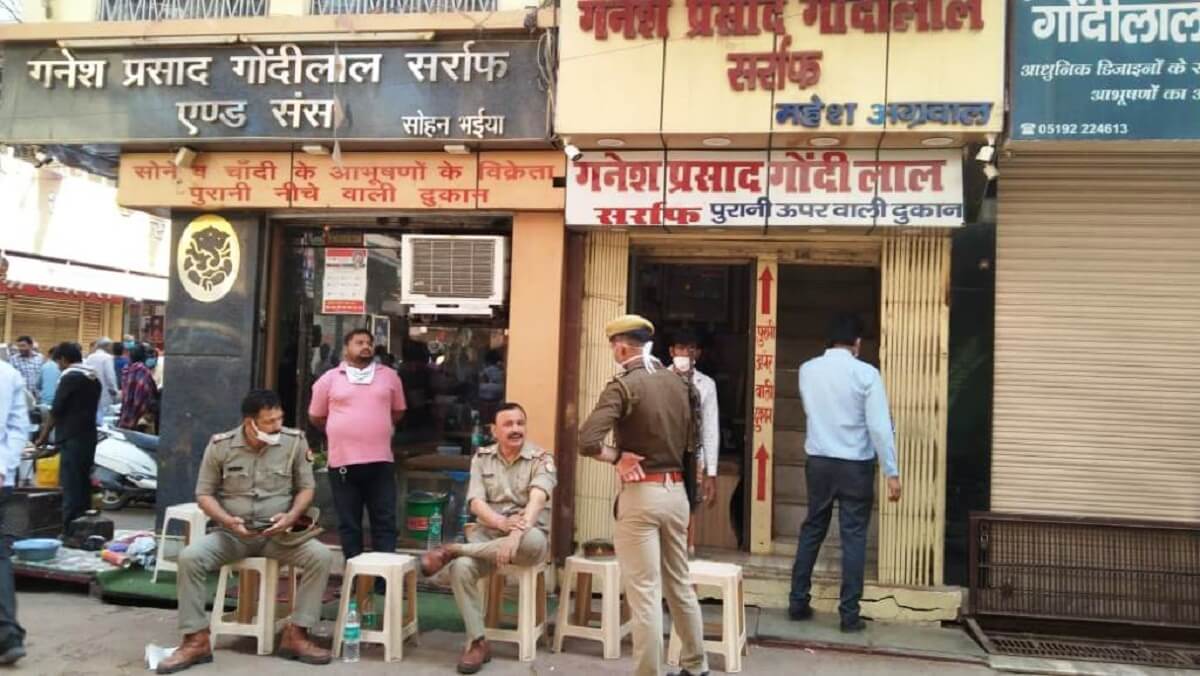 Raids on Gondi Lal and Rajaram Sarafa shops in Banda, read full news of conflagration