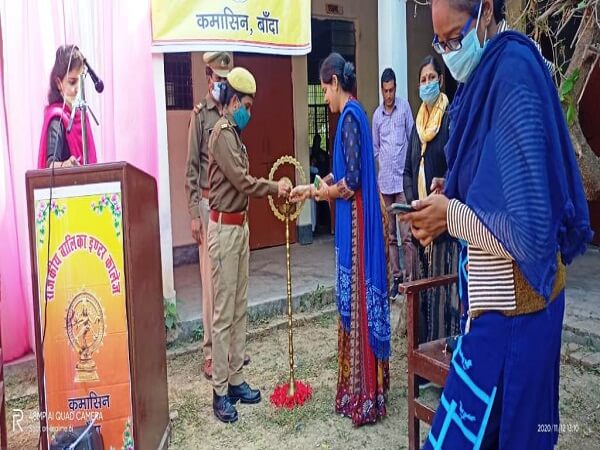 Police taught security to girl students in Banda's kamasin