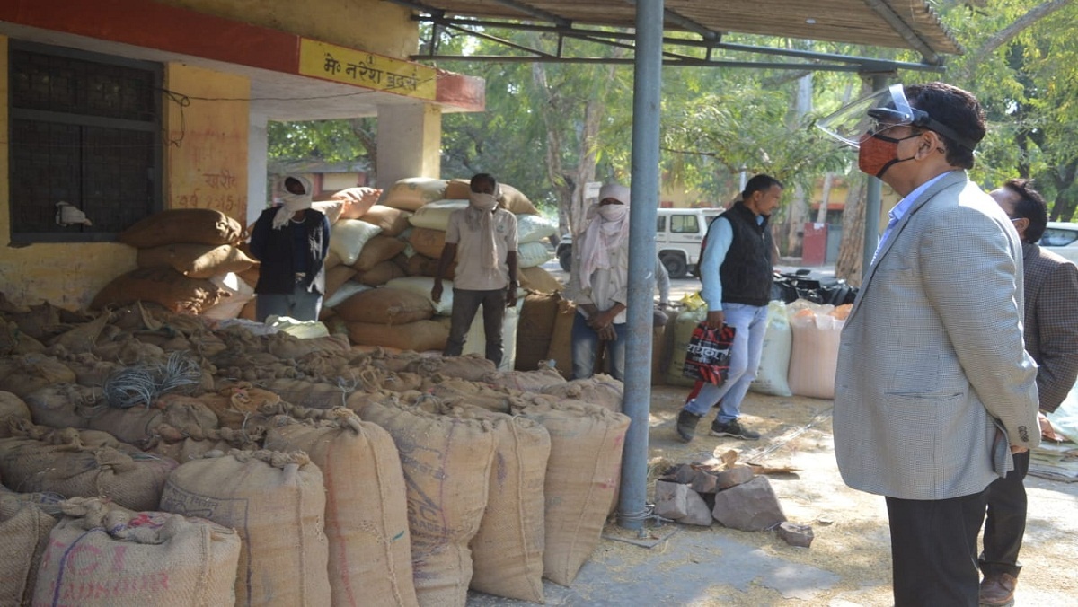 Strict instructions from Banda DM, do not return farmers due to moisture in paddy