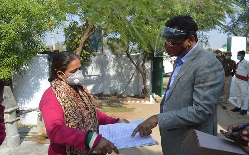 Surprising inspection of Banda District Magistrate, scolded on teacher for double size sweater and without mask