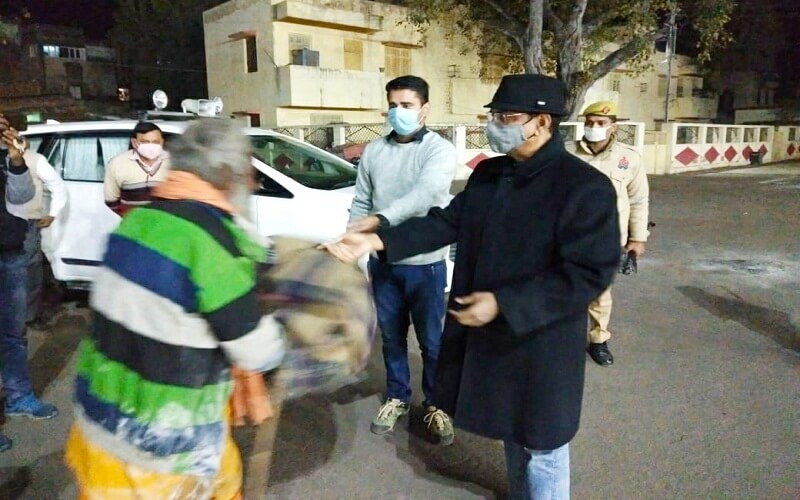Banda DM Anand Kumar Singh inspected Ranbasera at night and saw situation, even distributed blankets