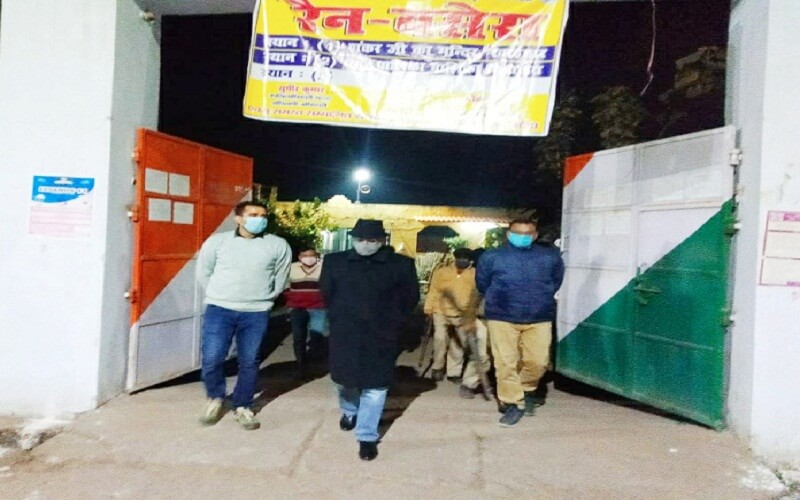 Banda DM Anand Kumar Singh inspected Ranbasera at night and saw situation, even distributed blankets
