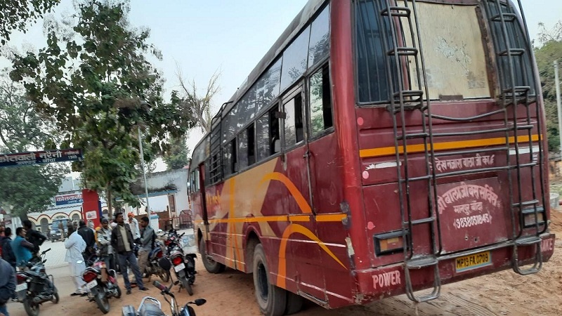 Uncle and nephew crushed by private bus in Naraini, Banda