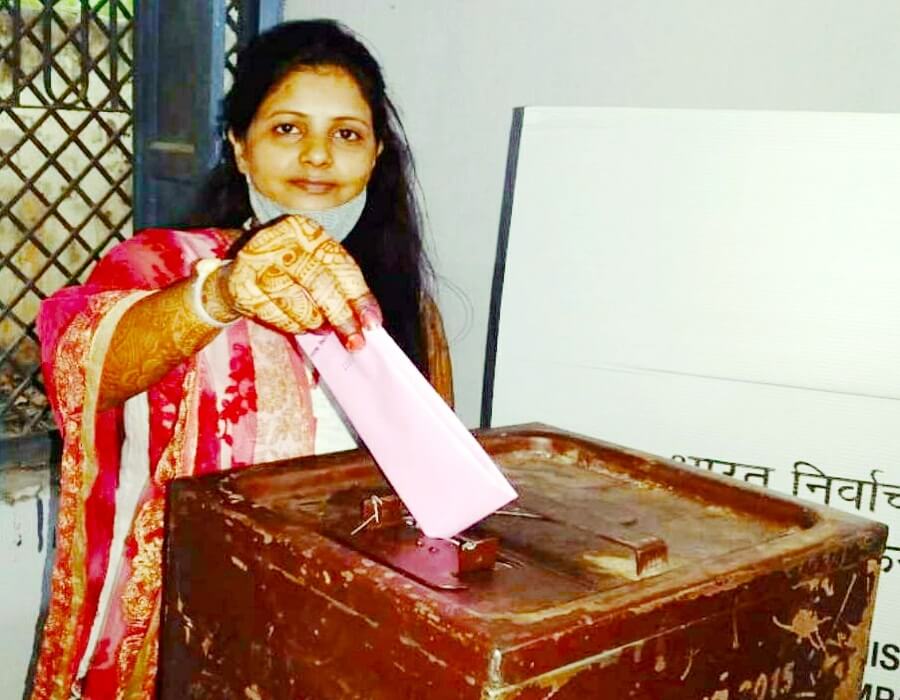 MLC Election : In Banda girl give her vote before some hours of her marriage 