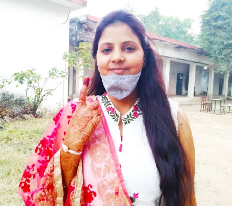 MLC Election : In Banda girl give her vote before some hours of her marriage 