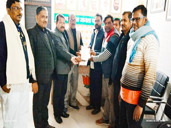 Secondary Teachers Association officials in Banda submitted memorandum to MLAs