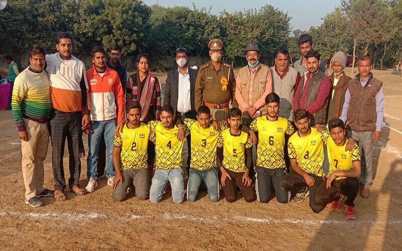 Kisan Sports Club wins in Volleyball competition in Simaunidham, Banda