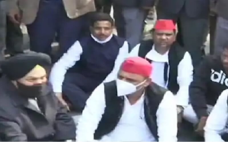 Big news : Akhilesh Yadav in custody, charged with violation of section 144