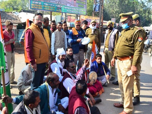 Police stopped protesting Congressmen in Banda, shouting slogans