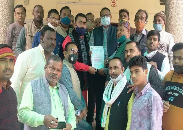 Traders raised demands while handing over memorandum in Banda