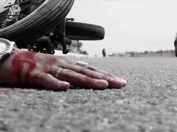 Breaking News : Bike rider dies in car collision in Banda