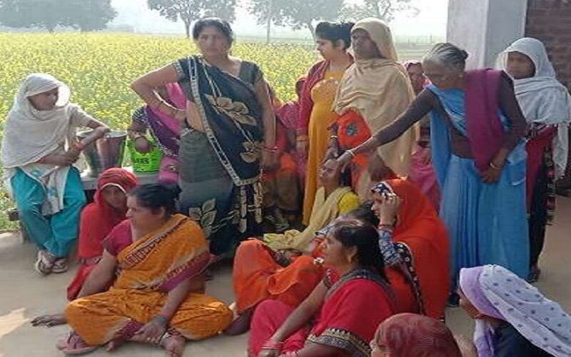 deadbody of former village head found in road side in kanpur  