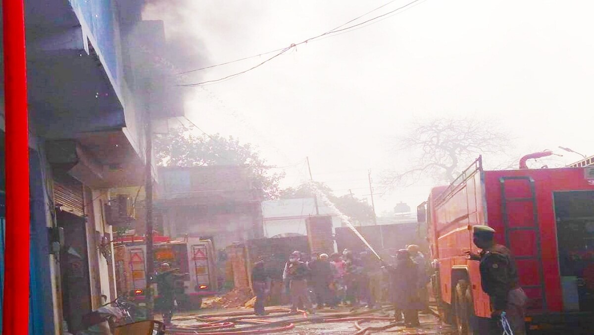 Heavy fire in Kanpur, safety guard warehouse of burnt vehicles