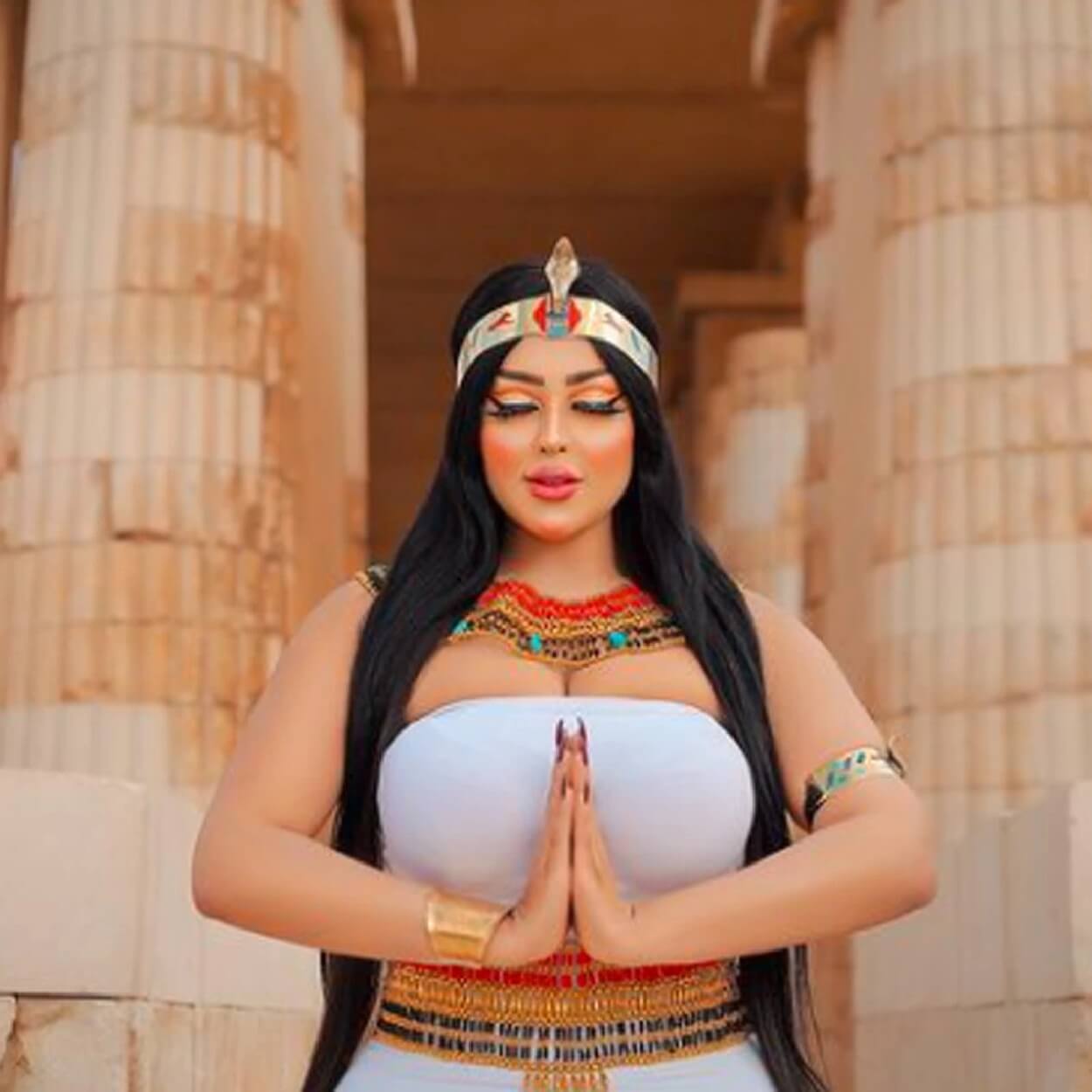 Model made 'sexy' photoshoot near pyramid in Egypt, photographer arrested