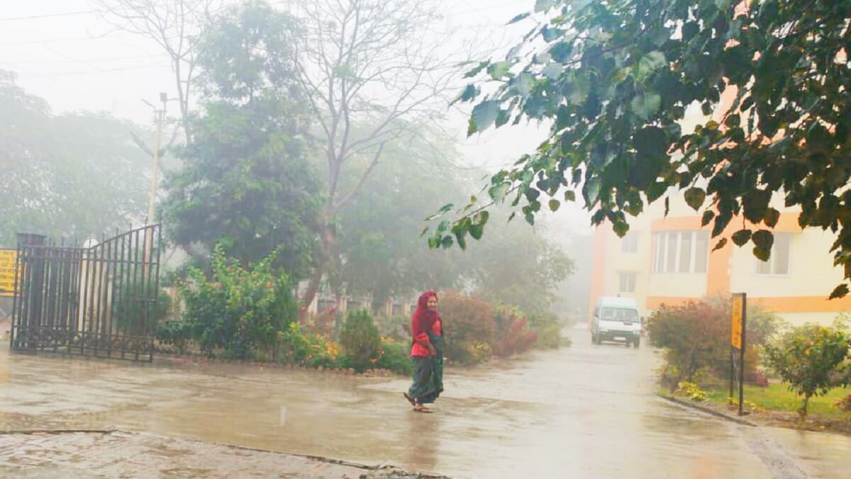 UP : Rain and lightning likely to fall in these districts in the next few hours, and cold will increase