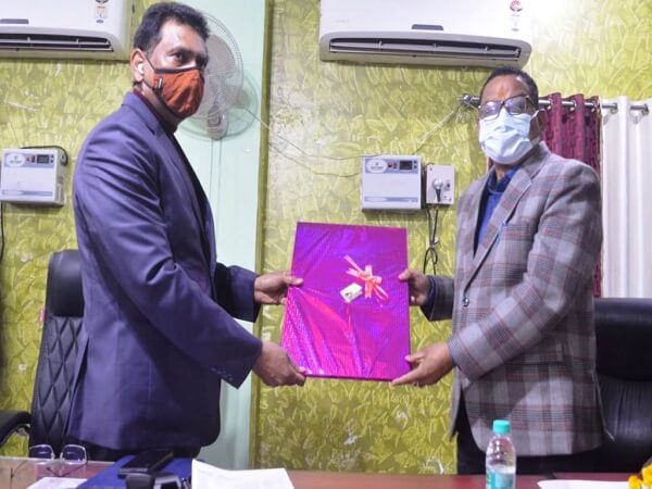 District Magistrate bids farewell to City Magistrate Surendra Singh in Banda