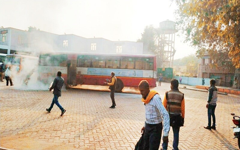 Fire caused by roadways bus in Banda, passengers landed and saved their lives samarneetinews 