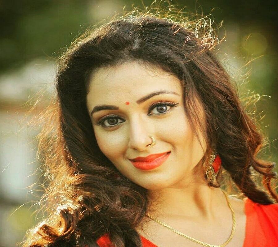 Actress Mani Bhattacharya injured in stone pelting on film shooting in Jounpur This appeal to cm yogi 
