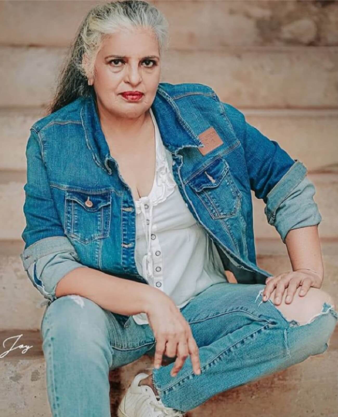 69-year-old actress Rajni photoshoots in Tarn jeans, love with fans, some trolls