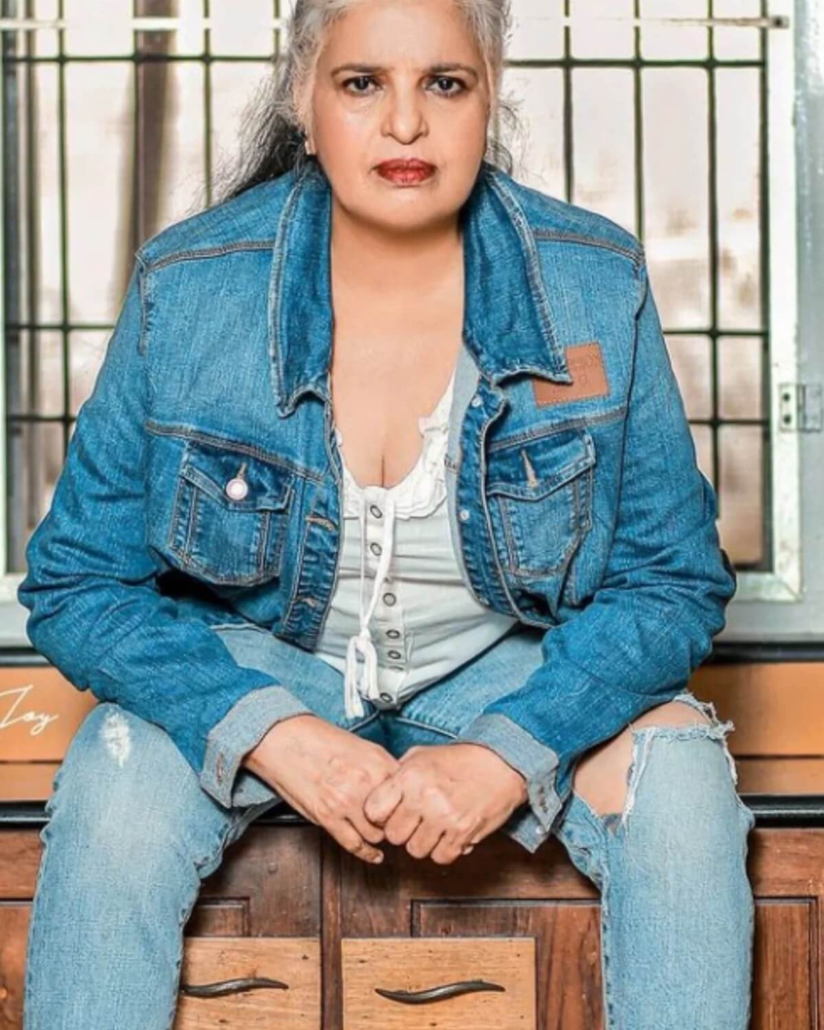 69-year-old actress Rajni photoshoots in Tarn jeans, love with fans, some trolls