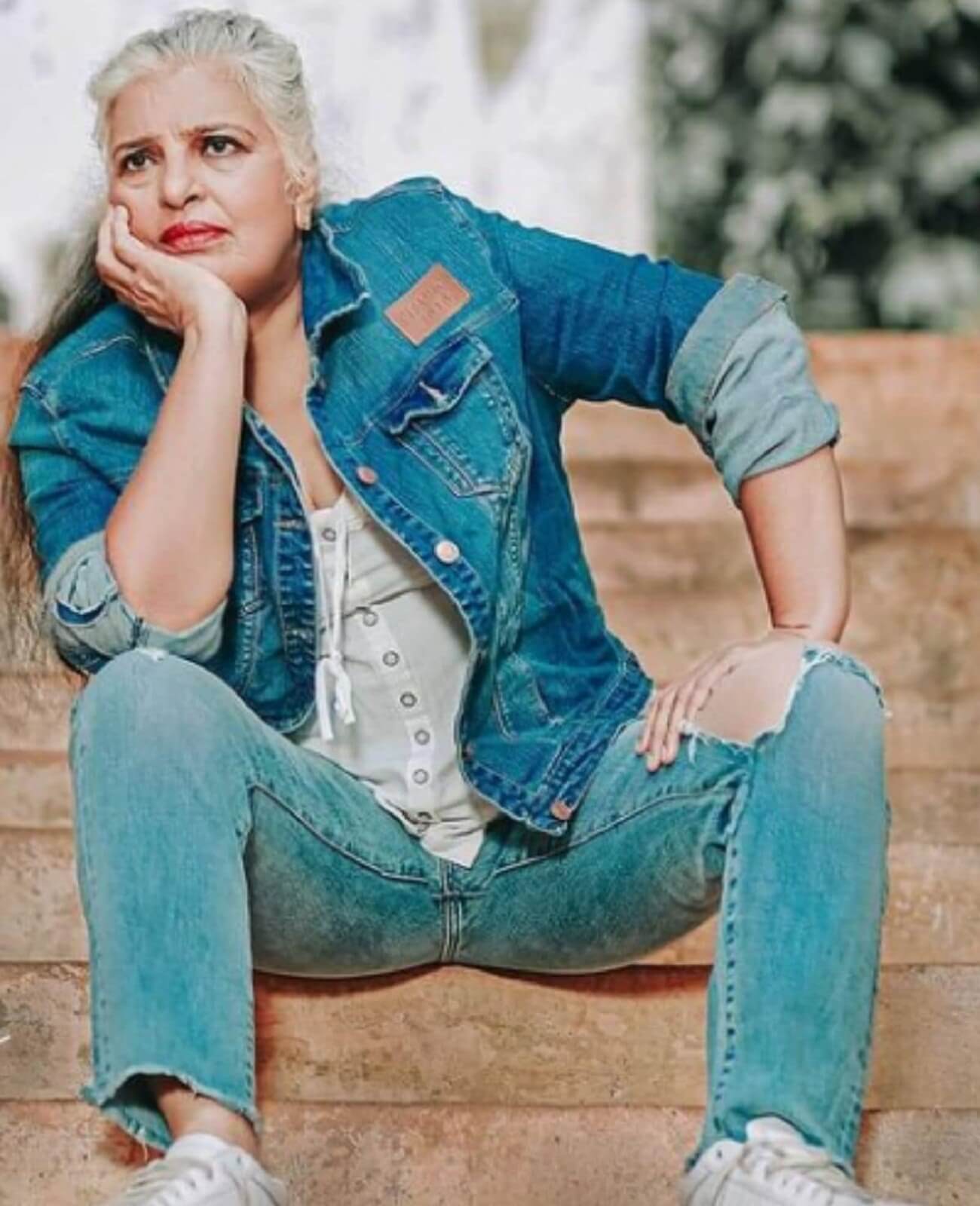 69-year-old actress Rajni photoshoots in Tarn jeans, love with fans, some trolls