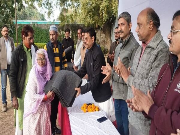 Distribution of blankets to poor in Banda