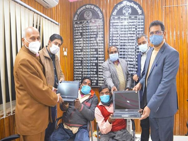 Banda District Magistrate gave laptop-blankets to Divyang
