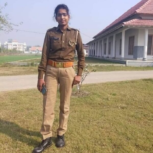 In Lucknow Mohanlalganj deadBody of female police constable found hanging  stationed in 112