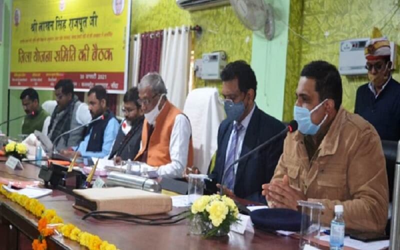 Minister Lakhan reached Banda, reviewed development-law and order