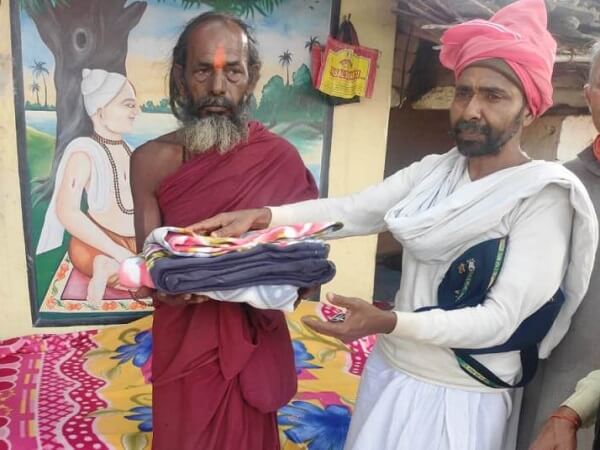 In Tindwari of Banda, devotees made offerings offered organ clothes to sadhus