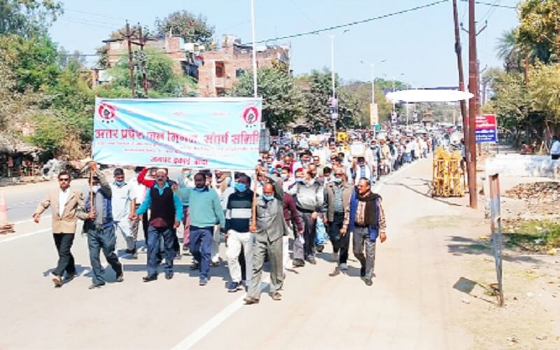 Big performance of water workers upset due to salary for 5 months in Banda