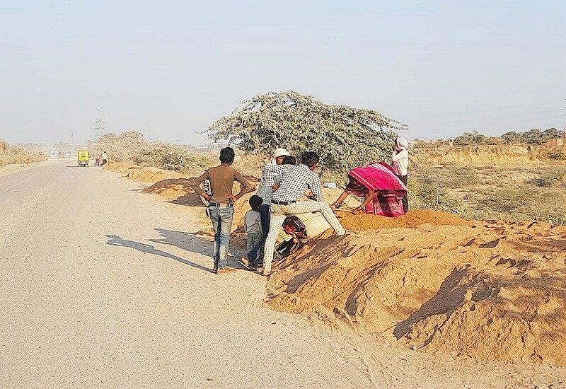 market of sand adorned like vegetable-potato in Banda, businessmen looting mineral wealth