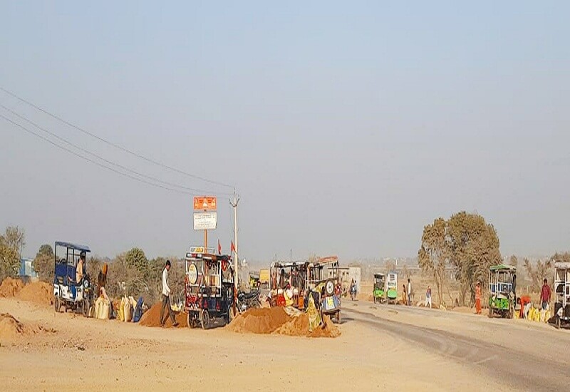 market of sand adorned like vegetable-potato in Banda, businessmen looting mineral wealth