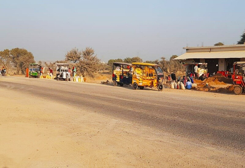 market of sand adorned like vegetable-potato in Banda, businessmen looting mineral wealth