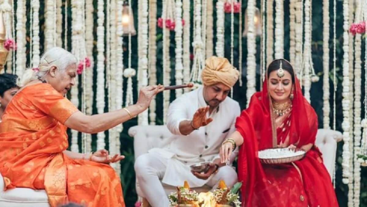 Woman Pandit gets Diya Mirza and Vaibhav married, photo in headlines