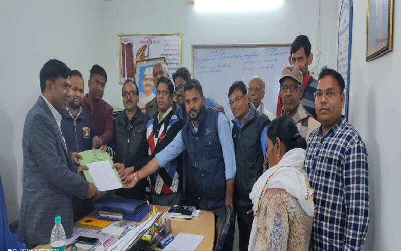Banda Jal nigam Employees upset over salary for 5 months, voiced