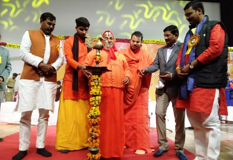 Banda Jagadguru Rambhadracharya said while breathing in body, efforts for disabled people 