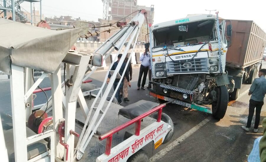 Trolley collides with ITBP bus on highway in Kanpur, jam for 4 hours