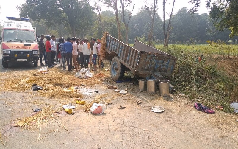 UP : tractor trolley overturned due to pickup collision, 3 children killed, 12 injured