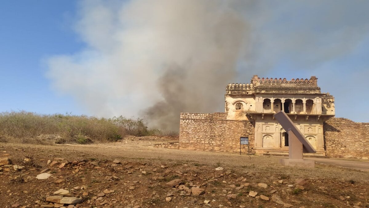 Fierce fire in forest of Banda's invincible Kalinjar fort, sparking fire even after 12 hours