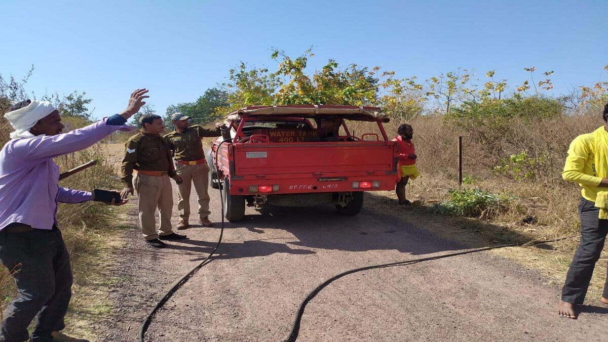 Fierce fire in forest of Banda's invincible Kalinjar fort, sparking fire even after 12 hours