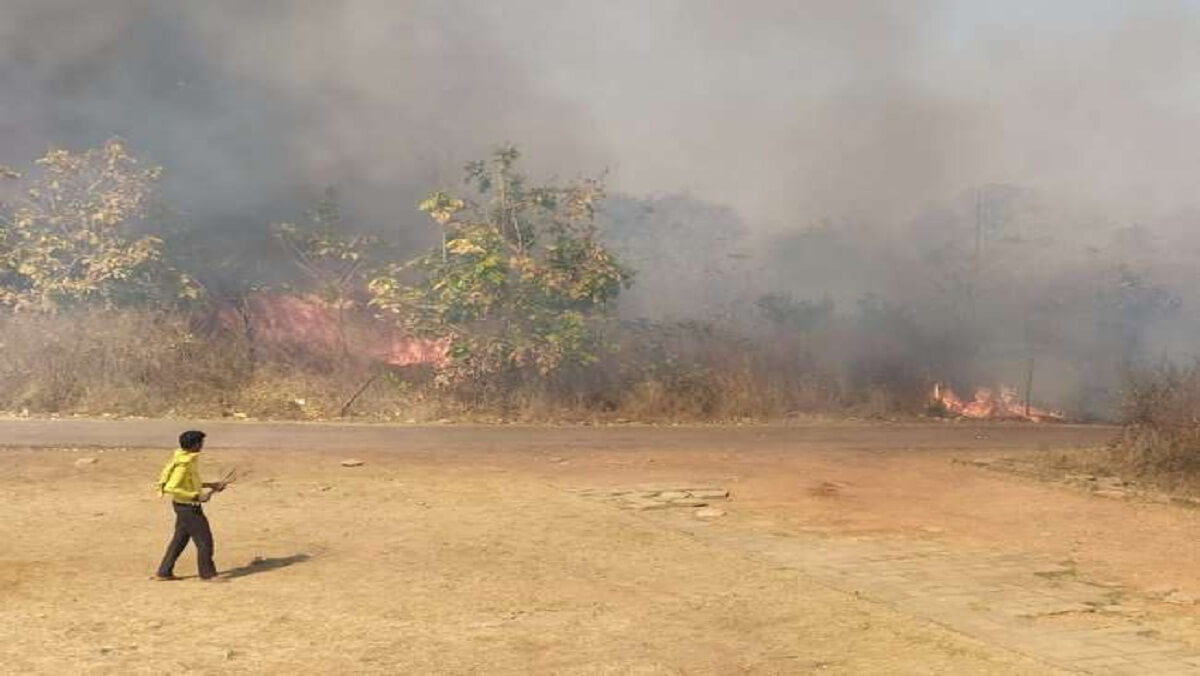 Fierce fire in forest of Banda's invincible Kalinjar fort, sparking fire even after 12 hours