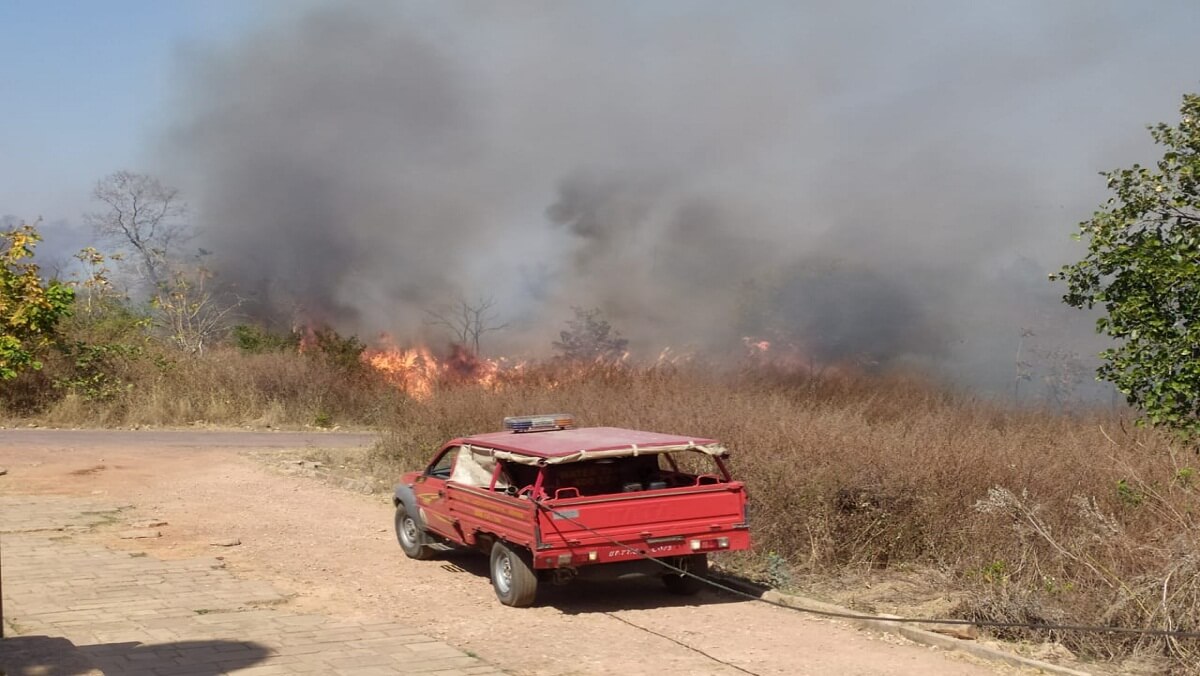 Fierce fire in forest of Banda's invincible Kalinjar fort, sparking fire even after 12 hours