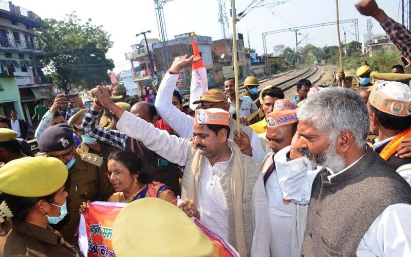 day of hide and seek between police and farmers in Banda, train stopped