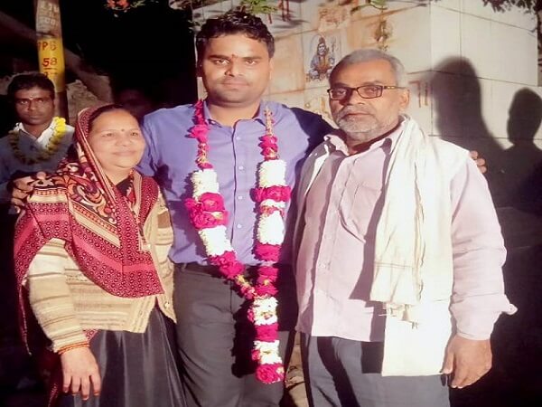 Banda two sons selected in PCS raise value of Bundelkhand with family