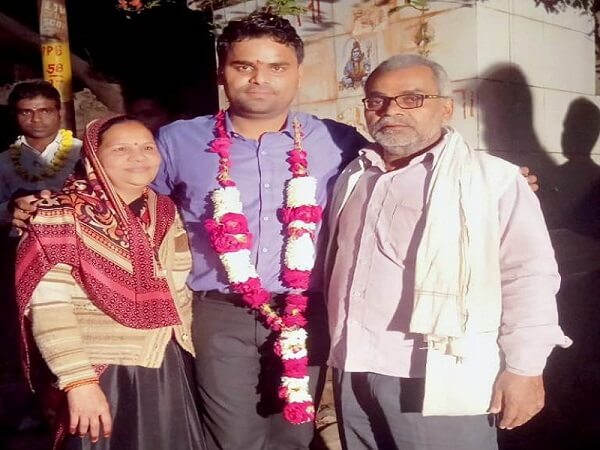 Banda two sons selected in PCS raise value of Bundelkhand with family