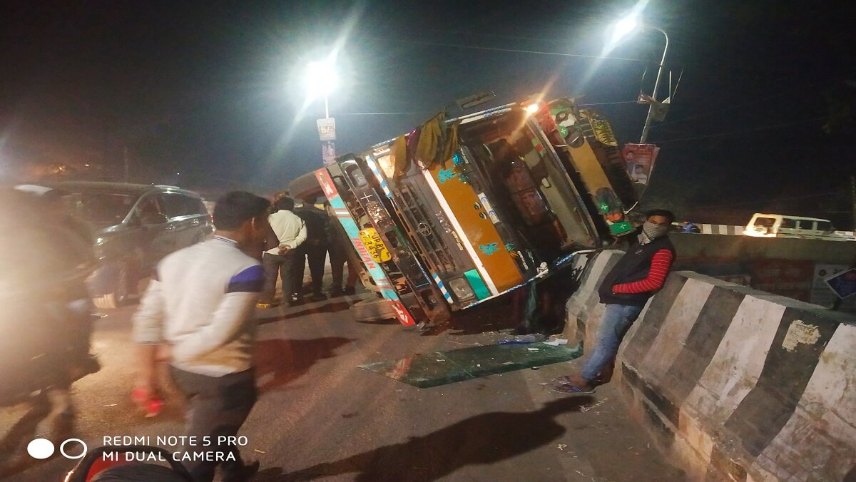 Reversed truck, RTO and police in Banda city