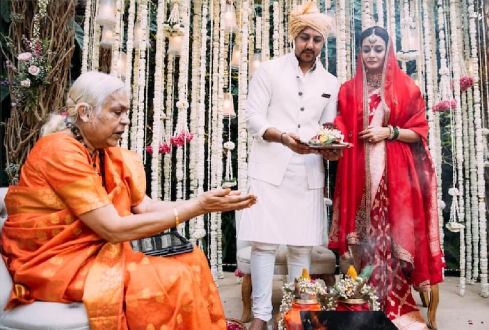 Woman Pandit gets Diya Mirza and Vaibhav married, photo in headlines