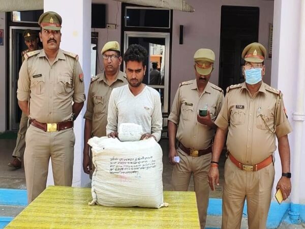 Banda Kotwali police caught one with narcotics